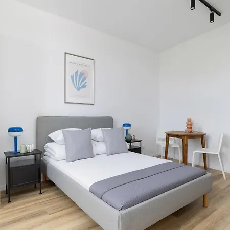 - 65 Dluga Street Διαμέρισμα Krasków